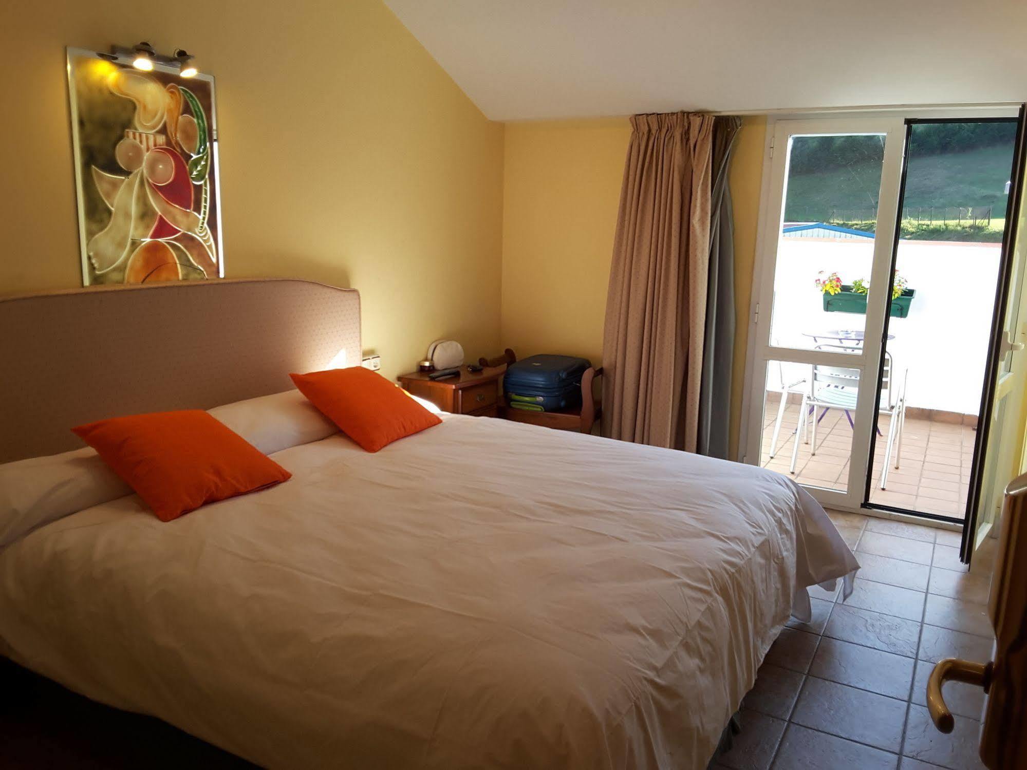Hostal Jai Alai Leitza  Luaran gambar