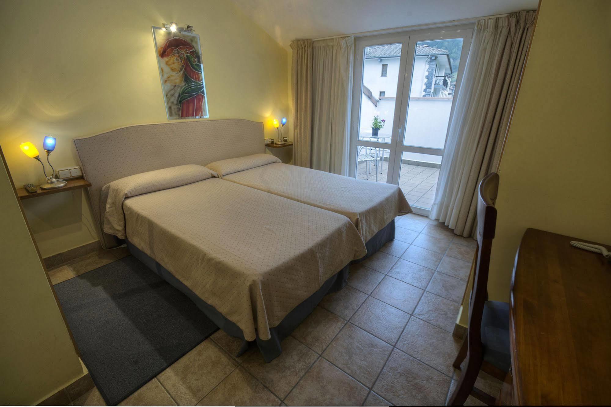 Hostal Jai Alai Leitza  Luaran gambar